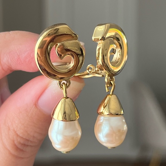 Vintage Givenchy Classic G Logo Teardrop Baroque Pearl Dangle Gold Clip Earrings - Picture 1 of 16